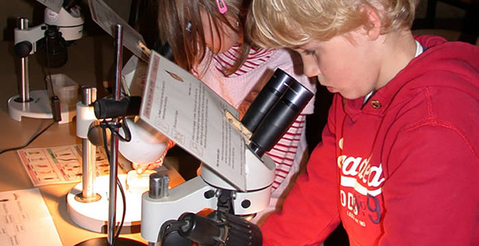 Enfants aux microscopes