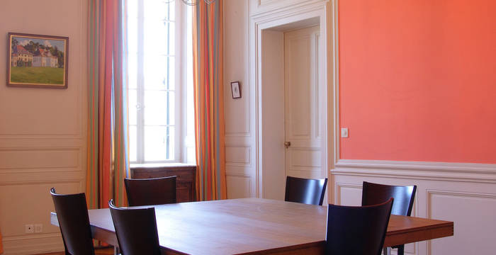 Saal orange mit Tischen für Sitzung