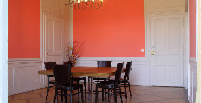 Saal Orange mit Tischen in der Ecke
