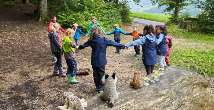 Kinder im Wald